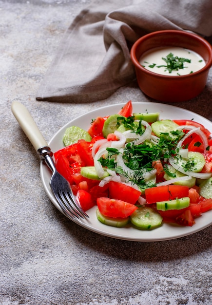 Salat mit Gurke und Tomate