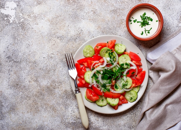 Salat mit Gurke und Tomate