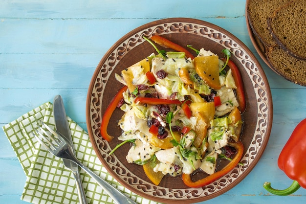 Salat mit Hähnchen und Käse mit grüner Persimone-Paprika Das Konzept der Diätkost