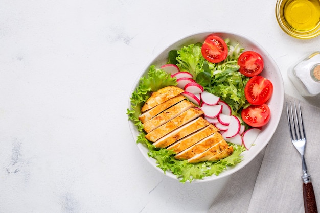 Salat mit hähnchenfilet. keto-diät, gesundes essen, diät-mittagessen. draufsicht auf weißem hintergrund.