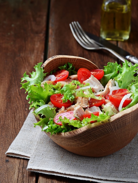 Salat mit Hühnchen, Tomatenkirsche und Zwiebeln