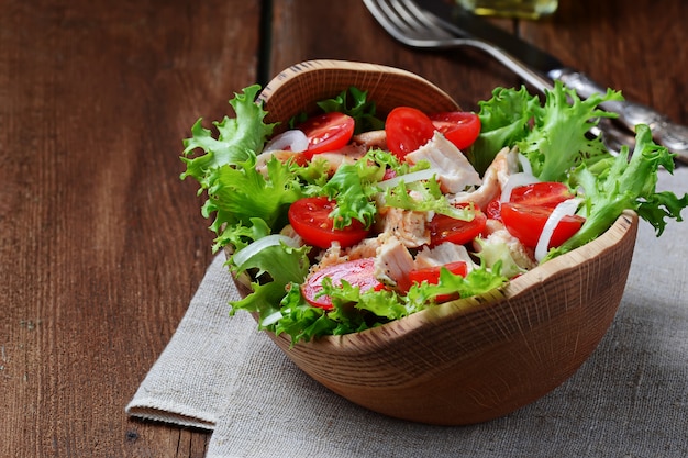 Salat mit Hühnchen, Tomatenkirsche und Zwiebeln