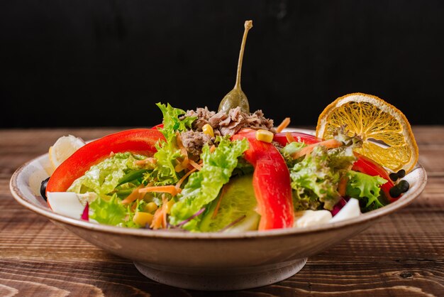 Salat mit Hühnerfleisch, Gemüse und Kräutern