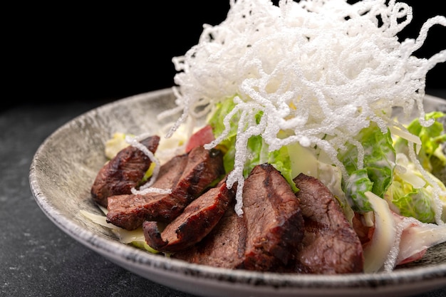 Salat mit Kalbsprepil-Eiern, Parmesan, Tomaten und Funchose-Chips