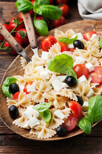 Salat mit kalten Nudeln, Basilikum und Mozzarella