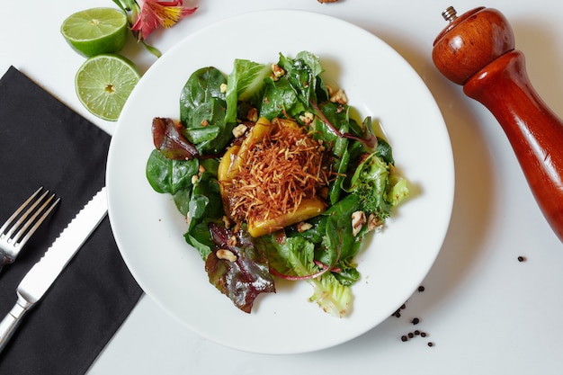 Salat mit karamellisierter Leber und Couscous. Salatmischung, karamellisierte Hühnerleber mit Äpfeln, Couscous, Himbeersauce, Kartoffeltorte, Walnuss