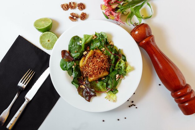 Salat mit karamellisierter Leber und Couscous