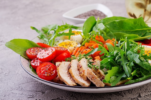 Salat mit Kirschtomaten, Hühnerbrust, Eiern, Karotten, Rucola und Spinat