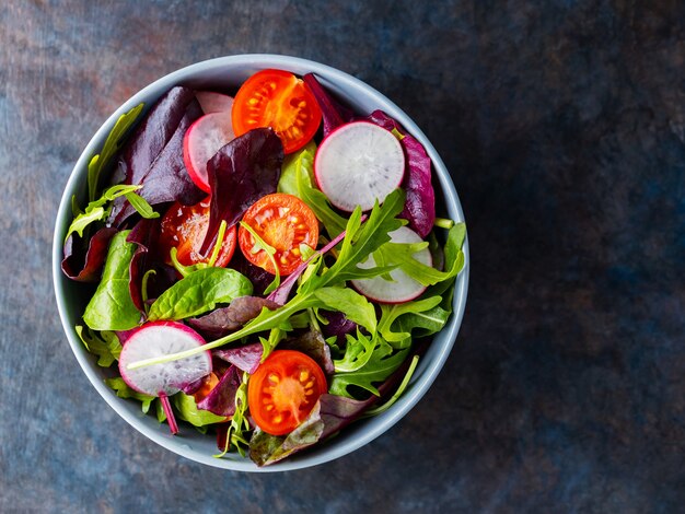 Salat mit Kirschtomaten, Rettich und Salat mischen. Gesunder Salat, Blätter mischen Salat. Paleo-Diät-Konzept. Platz kopieren. Ansicht von oben