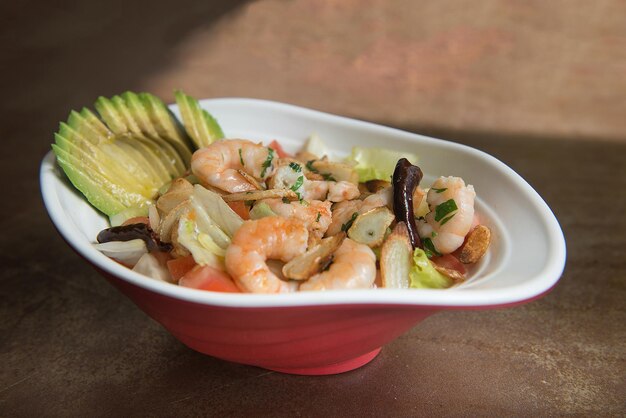 Foto salat mit knoblauch, avocado und garnelen auf einem tisch