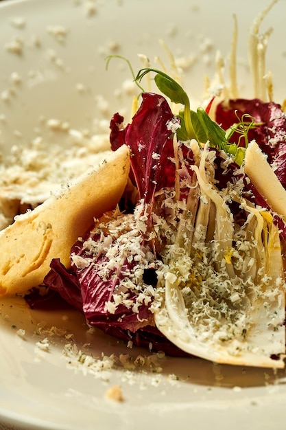 Salat mit Kohlbirne und Gorgonzola Nahaufnahme Selektiver Fokus Rauschen in der Postproduktion