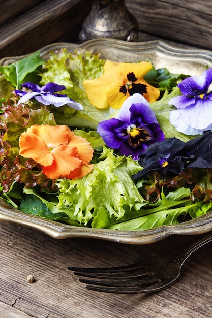 Salat mit Kraut und Blume
