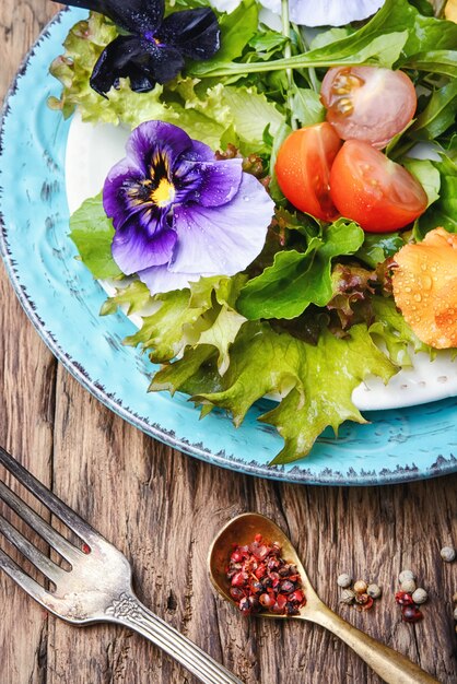 Salat mit Kraut und Blume