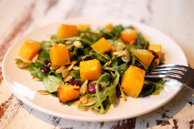 Salat mit Kürbiskernen und Rucola