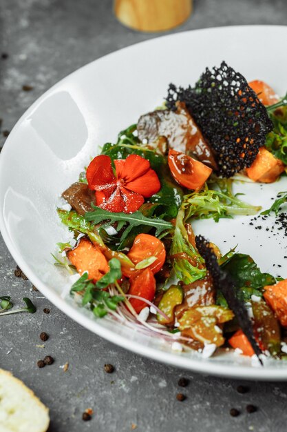 Salat mit Kürbistomaten und gebratener Leber