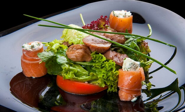 Salat mit Lachs und Kastanien auf schwarzem Hintergrund