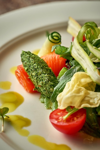 Salat mit leicht gesalzenem Lachs Selektiver Fokus Nahaufnahme Rauschen in der Postproduktion