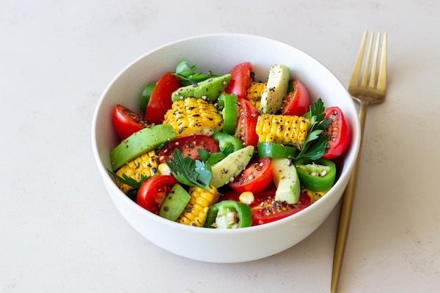 Salat mit Mais, Avocado, Tomaten, Paprika und Petersilie Gesunde Ernährung Vegetarisches Essen