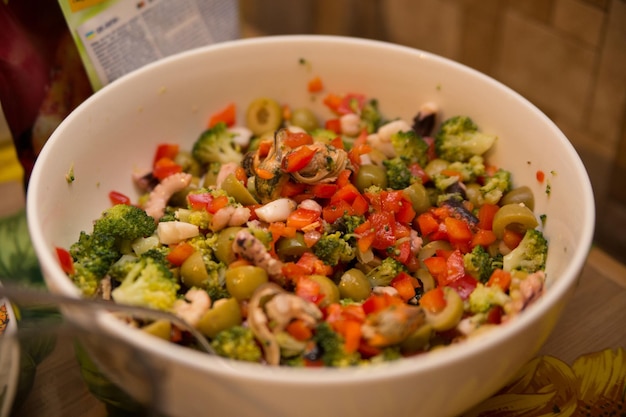 Salat mit Meeresfrüchten und Gemüse auf einem heimischen Tisch