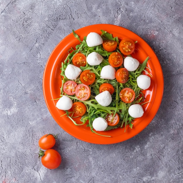 Salat mit Mozzarella, Rucola, Kirschtomaten und Balsamico-Dressing