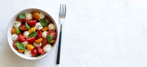 Salat mit Mozzarella-Tomaten und Basilikum Gesunde Ernährung Vegetarisches Essen