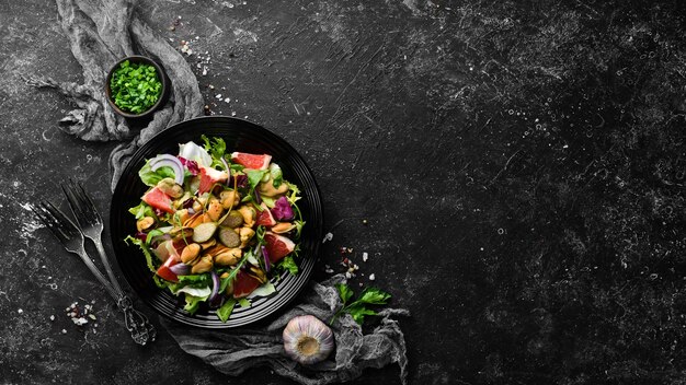 Foto salat mit muscheln grapefruit und gemüse draufsicht freier platz für ihren text