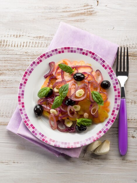 Salat mit Ochsenherz Tomaten Zwiebeln Oliven und Knoblauch