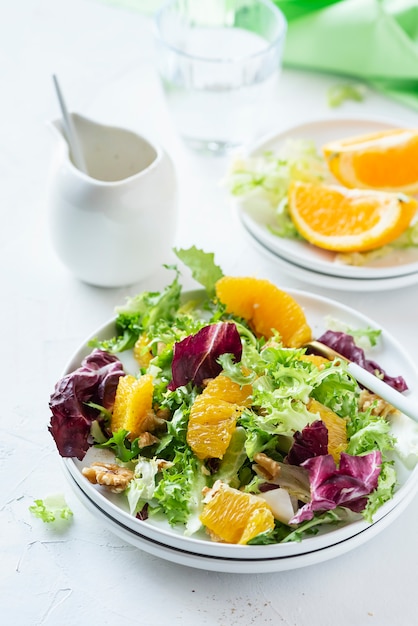 Salat mit Orangen und Walnuss