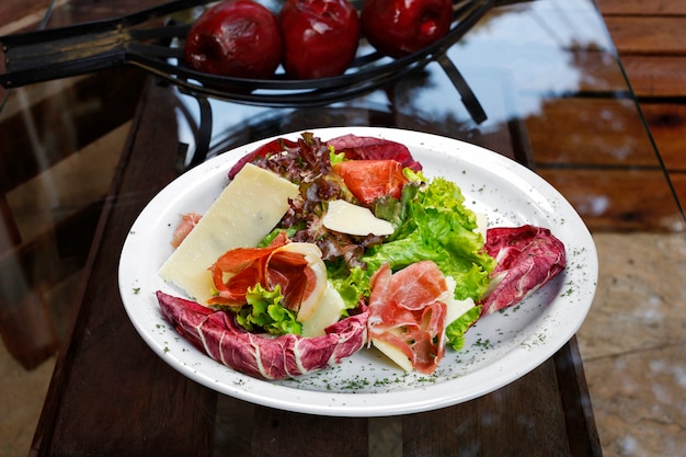 Salat mit Parmaschinken, grünem Salat, lila Salat und Parmesankäse