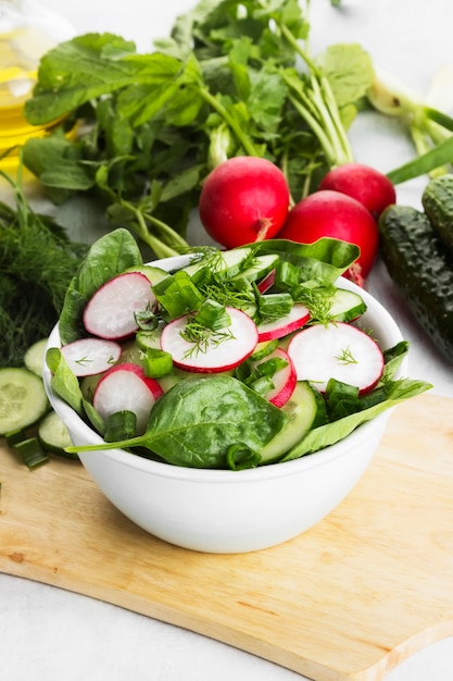 Salat mit Rettich, Gurke und Spinat