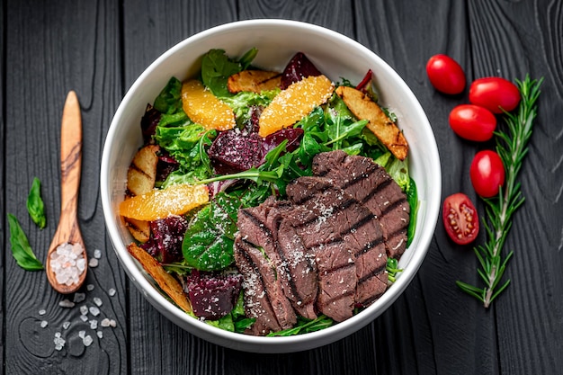 Salat mit Roastbeef und karamellisierten Rüben mit Orangenfilet-Kartoffel-Parmesan-Salat-Mix und Olivenöl