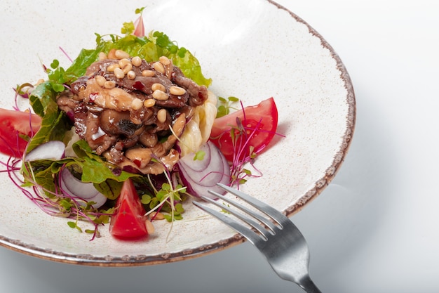 Salat mit Roastbeef- und Kirschtomaten