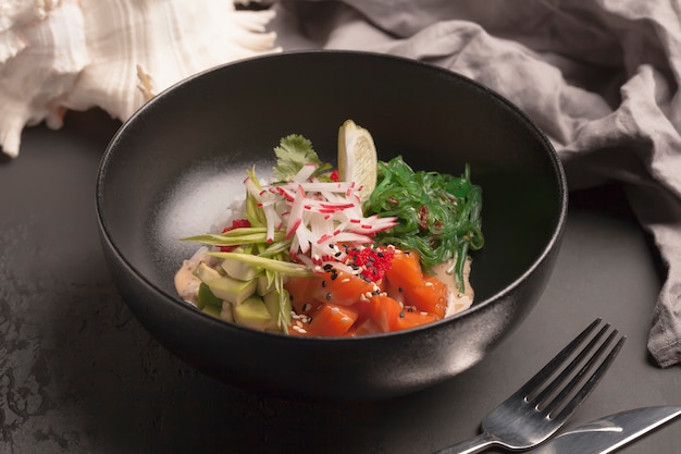 Salat mit rotem Fisch, Radieschen, Seetang, Avocado, Radieschen, Kaviar und Gemüse