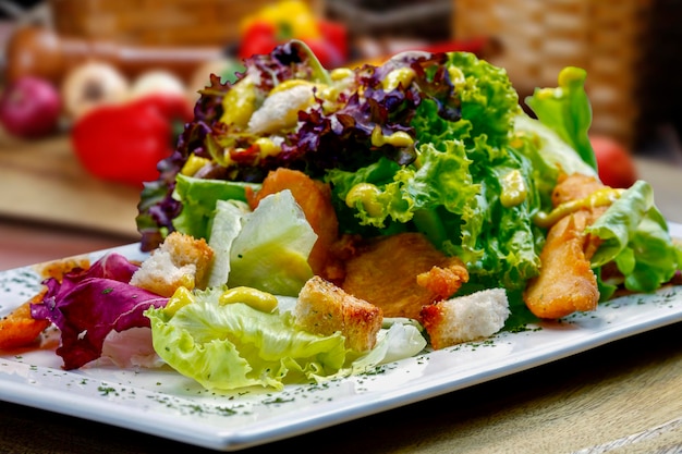 Salat mit rotem Kopfsalat und Brotstücken