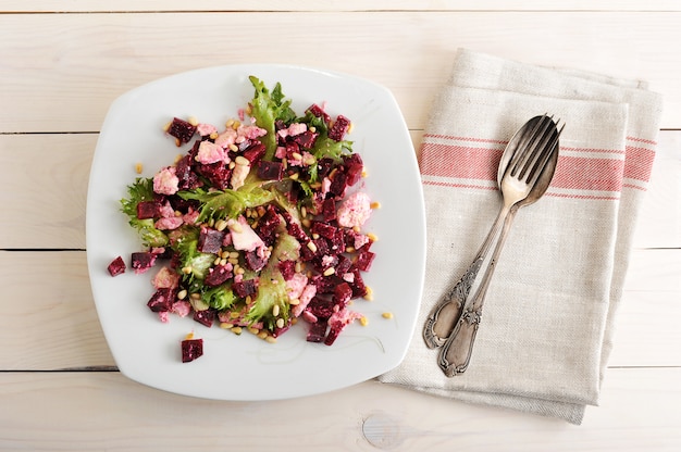 Salat mit roten Rüben, Feta, Salat und Pinienkernen in einer Schüssel