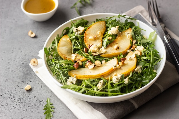 Salat mit Rucola, Gorgonzola, karamellisierten Birnen und Nüssen