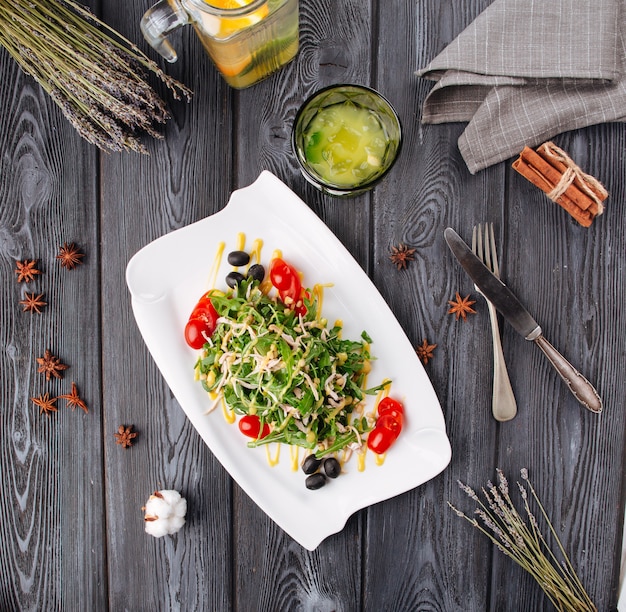 Salat mit Rucola-Tomaten und Pinienkernen