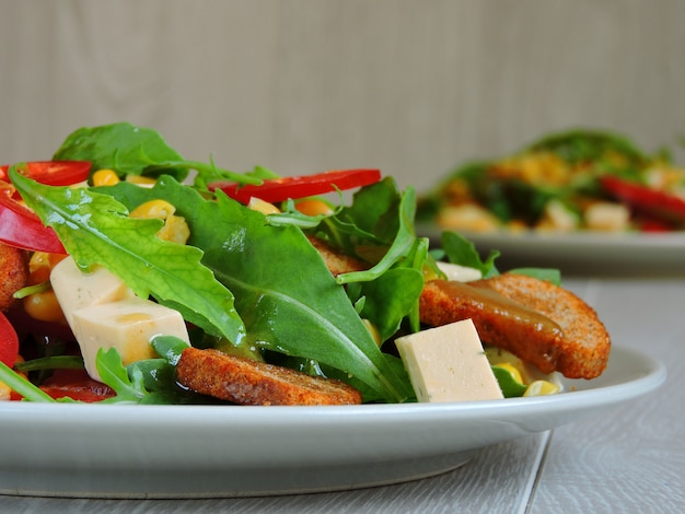 Salat mit Rucola und Mais.