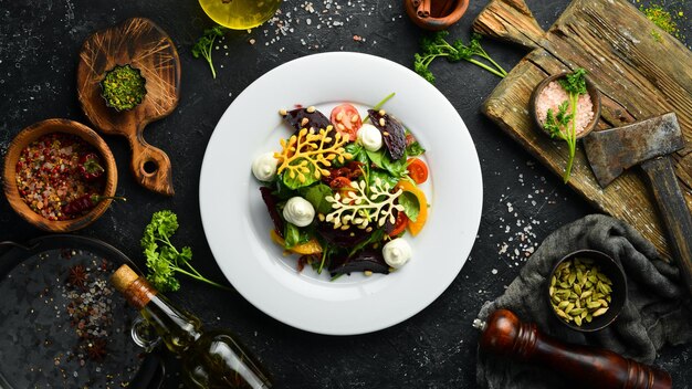 Salat mit Rübenspinat und Gemüse Kalte Snacks Rustikaler Stil