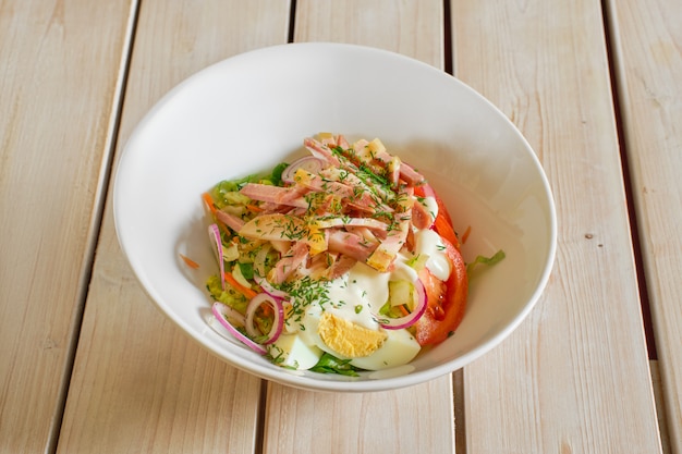 Salat mit Schinken, Tomate, roten Zwiebeln und Ei