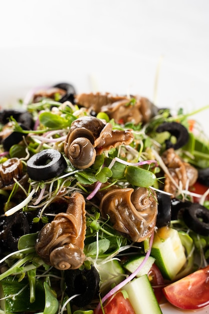 Salat mit Schnecke, Olive, Tomaten-Cherie, Gurke und Gemüse,