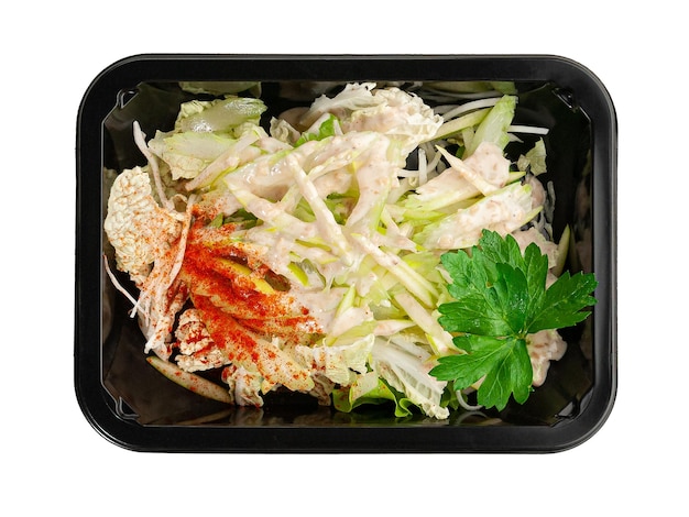 Salat mit Sellerie und frischem Gemüse In einem Behälter für die Lieferung von Lebensmitteln Weißer Hintergrund Ansicht von oben Isoliert