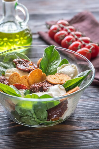 Salat mit sonnengetrockneten Tomaten