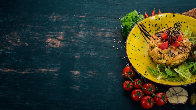 Salat mit Speckpilzen und frischem Gemüse Auf einem Holztisch Draufsicht Kopierbereich