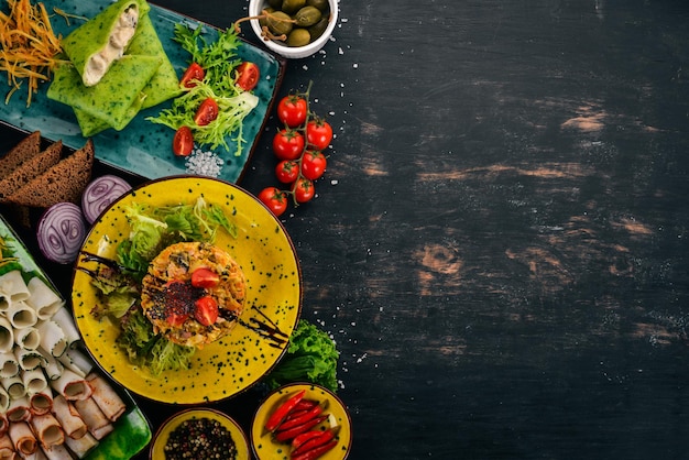 Salat mit Speckpilzen und frischem Gemüse Auf einem Holztisch Draufsicht Kopierbereich