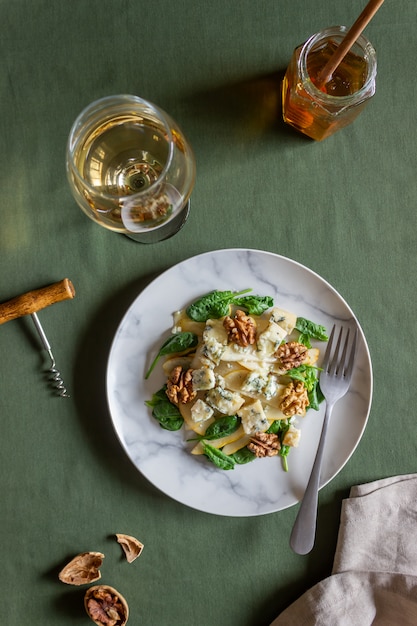 Salat mit Spinat, Birne und Blauschimmelkäse. Gesundes Essen. Veganes Essen. Diät. Rezept.