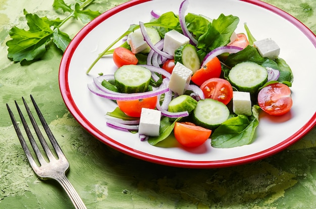 Salat mit Spinat, Käse und Tomaten