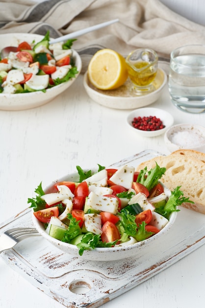 Salat mit Tintenfisch, Gurken, Tomaten, Salat. LCHF, FODMAP, Paläo-Diät. Gesundes mediterranes Essen