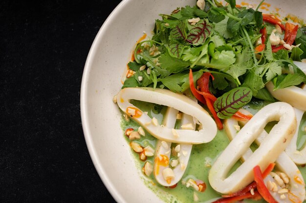 Salat mit Tintenfischringen und gemischtem Grün