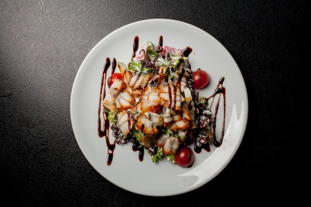 Salat mit Tintenfischsalat, Kirschtomaten und Soße Foto für Rezeptbuch-Restaurant